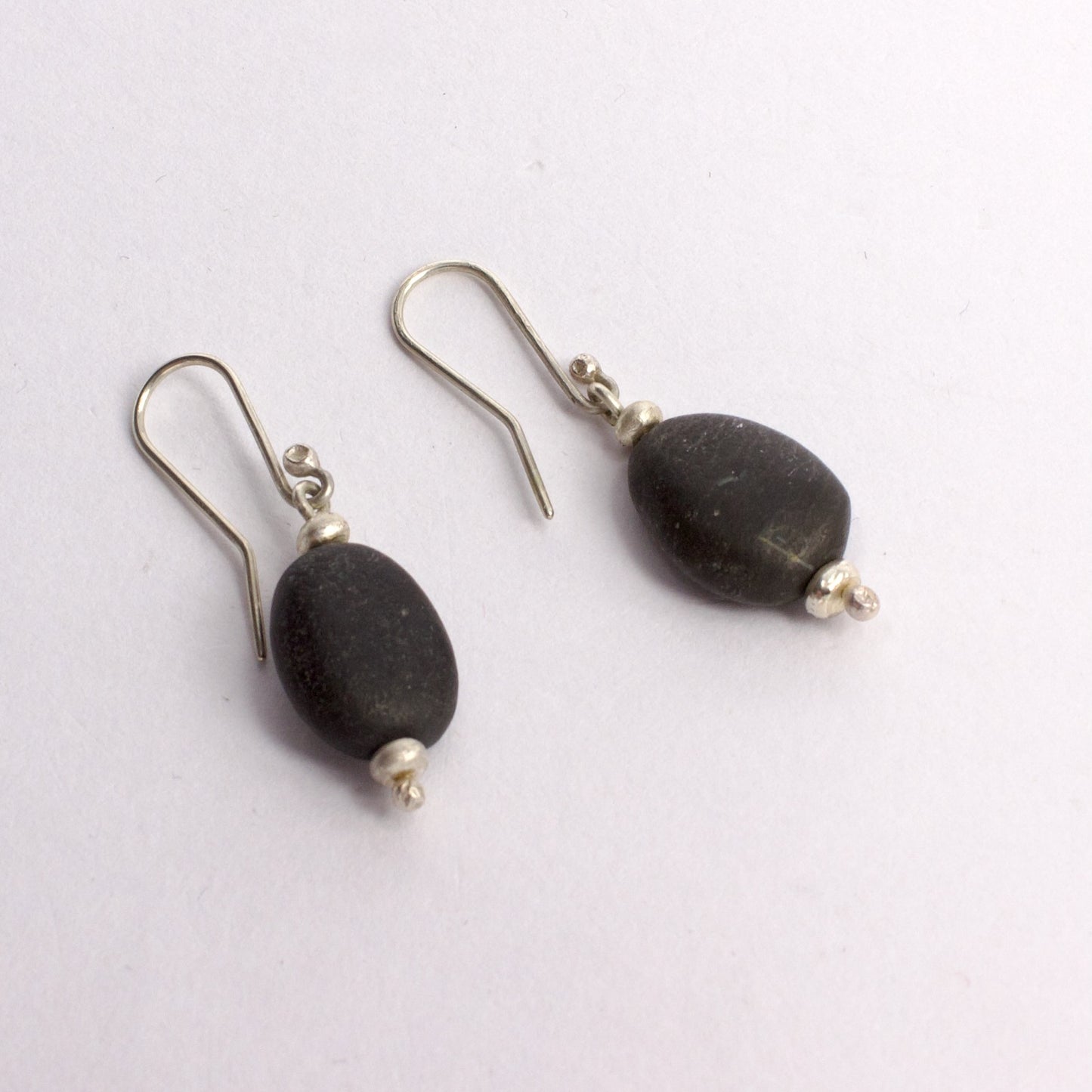 ACT407: Orepuki stone earrings - black