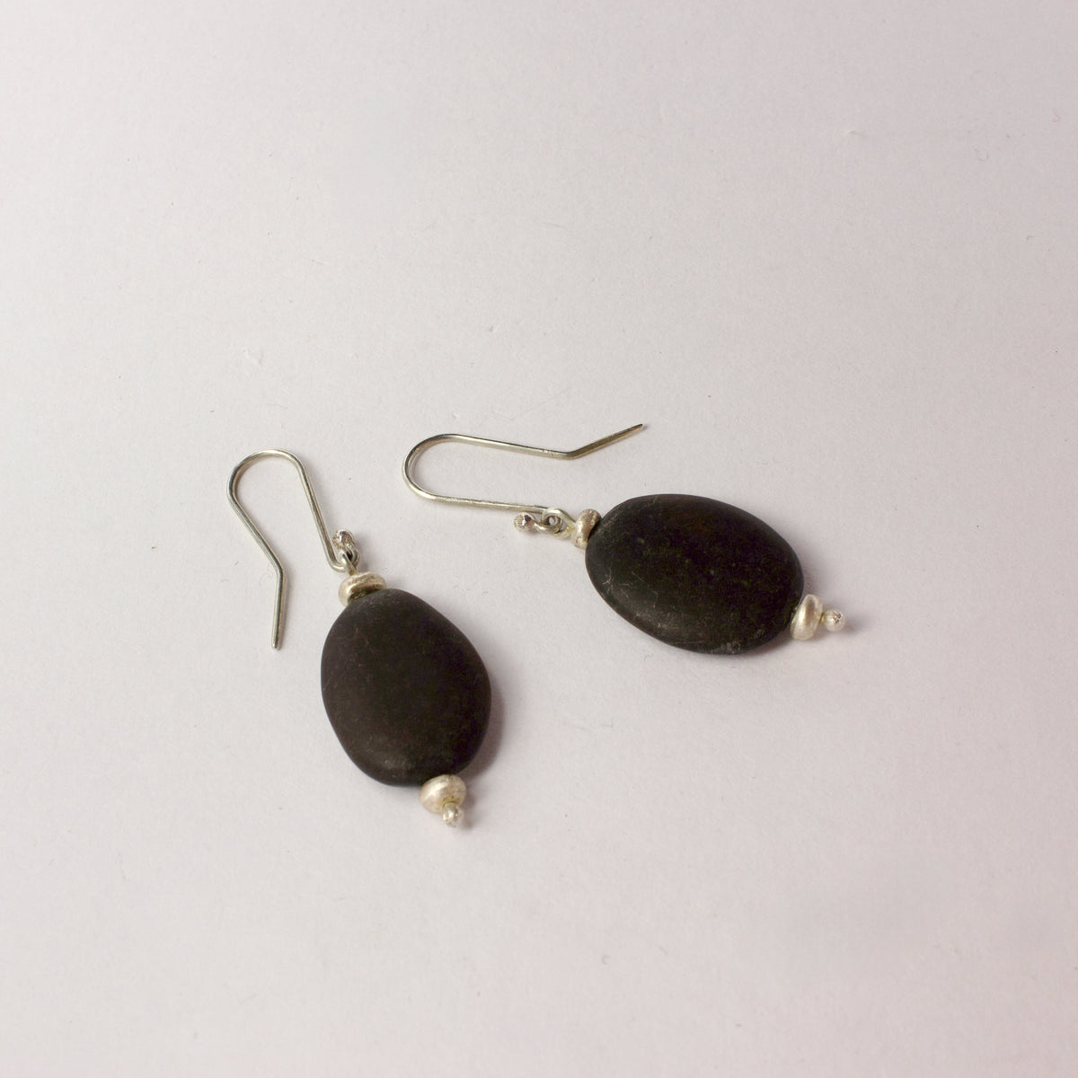 ACT422: Orepuki stone earrings - black