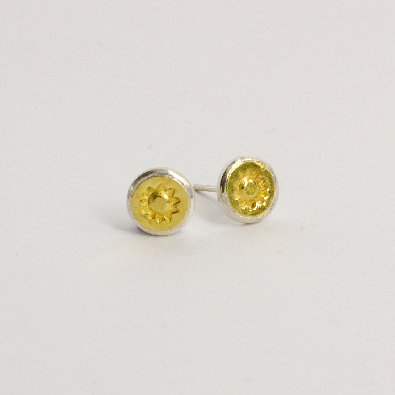 DM069C: Gold daisy stud earrings