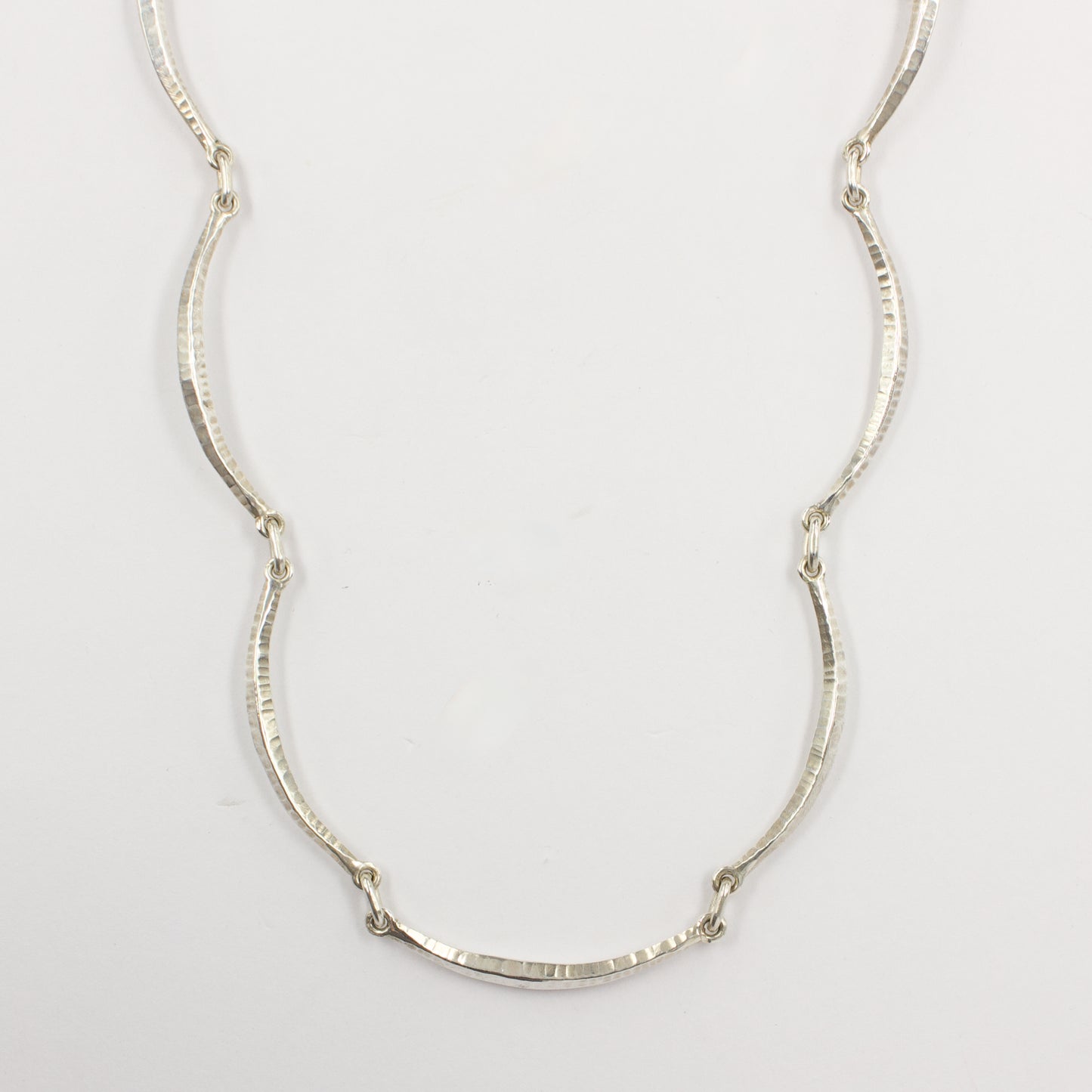 DM890B: Forged scalloped necklace