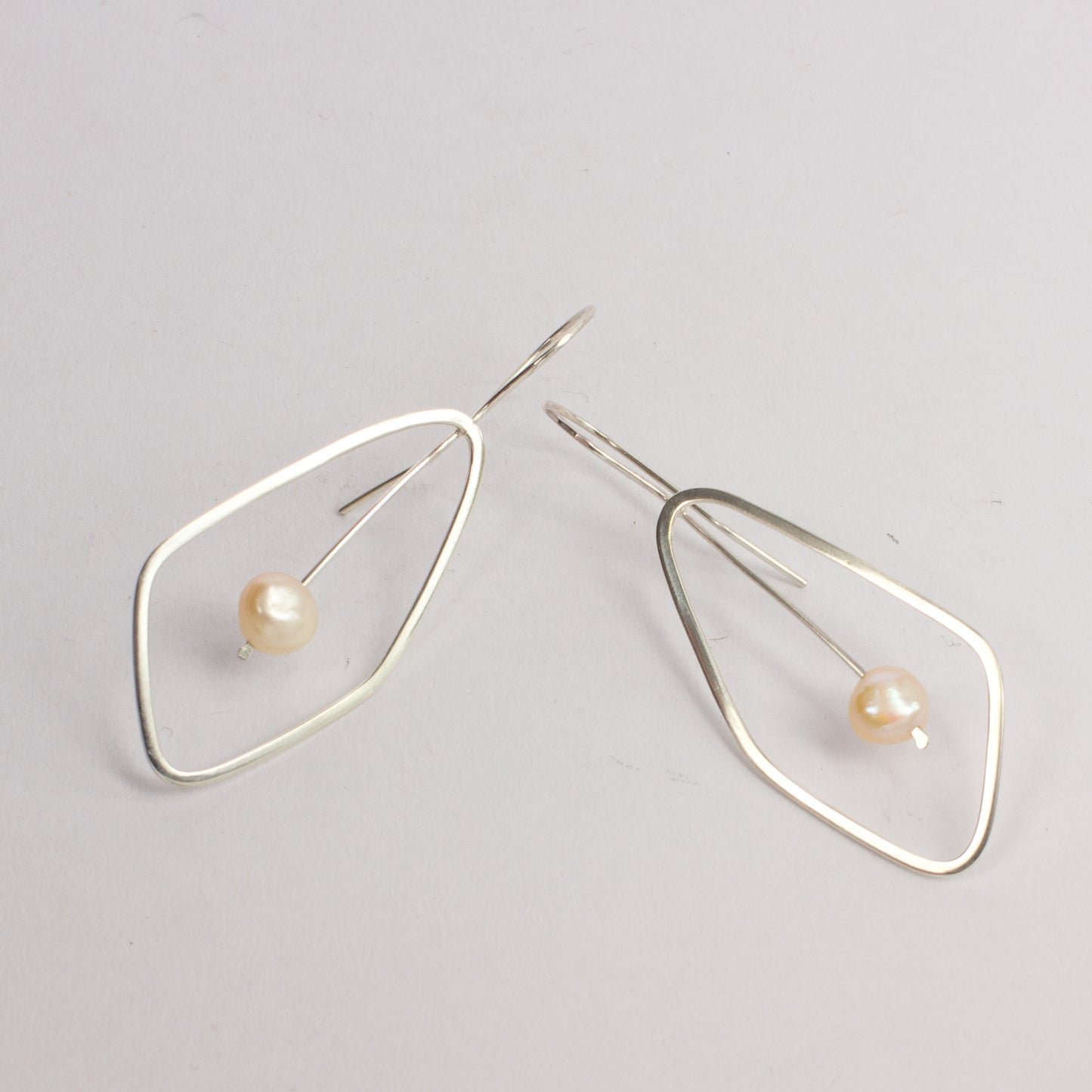 HA23: Leaf earrings - pink pearl