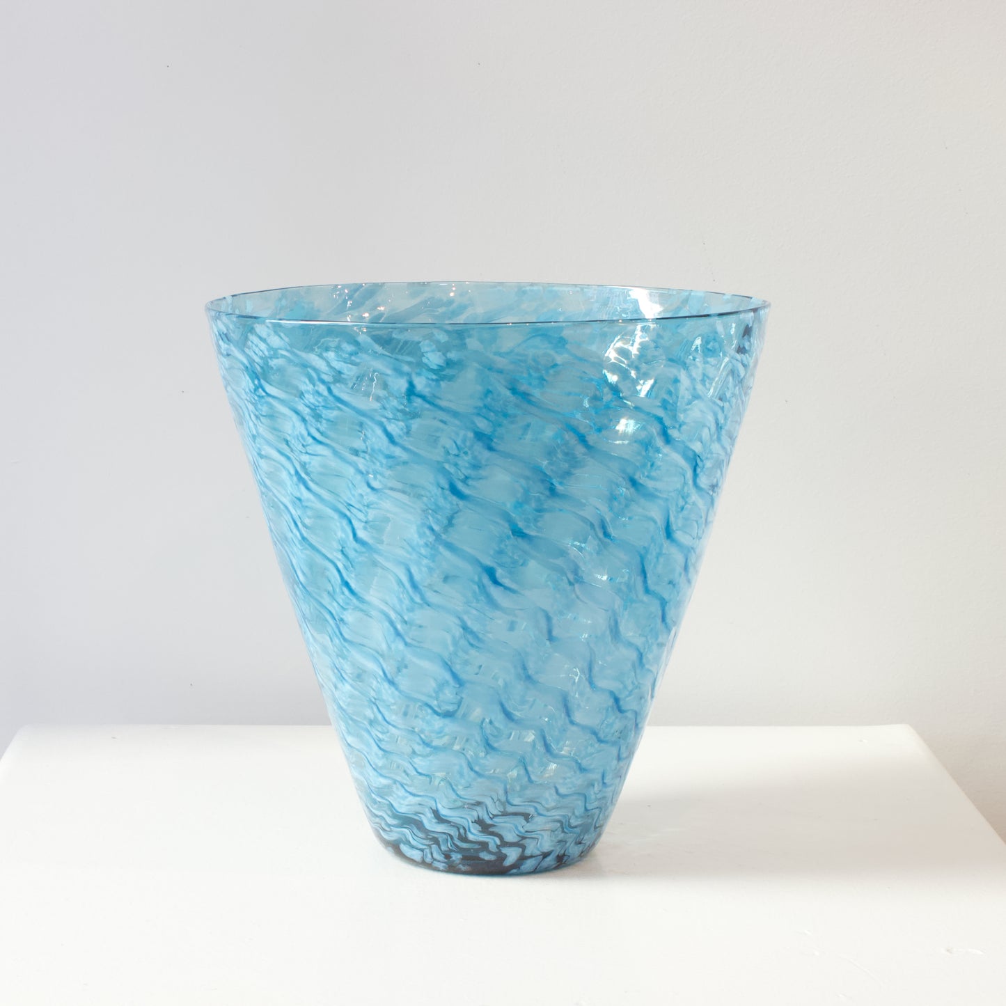 IKF121: Feathered vase