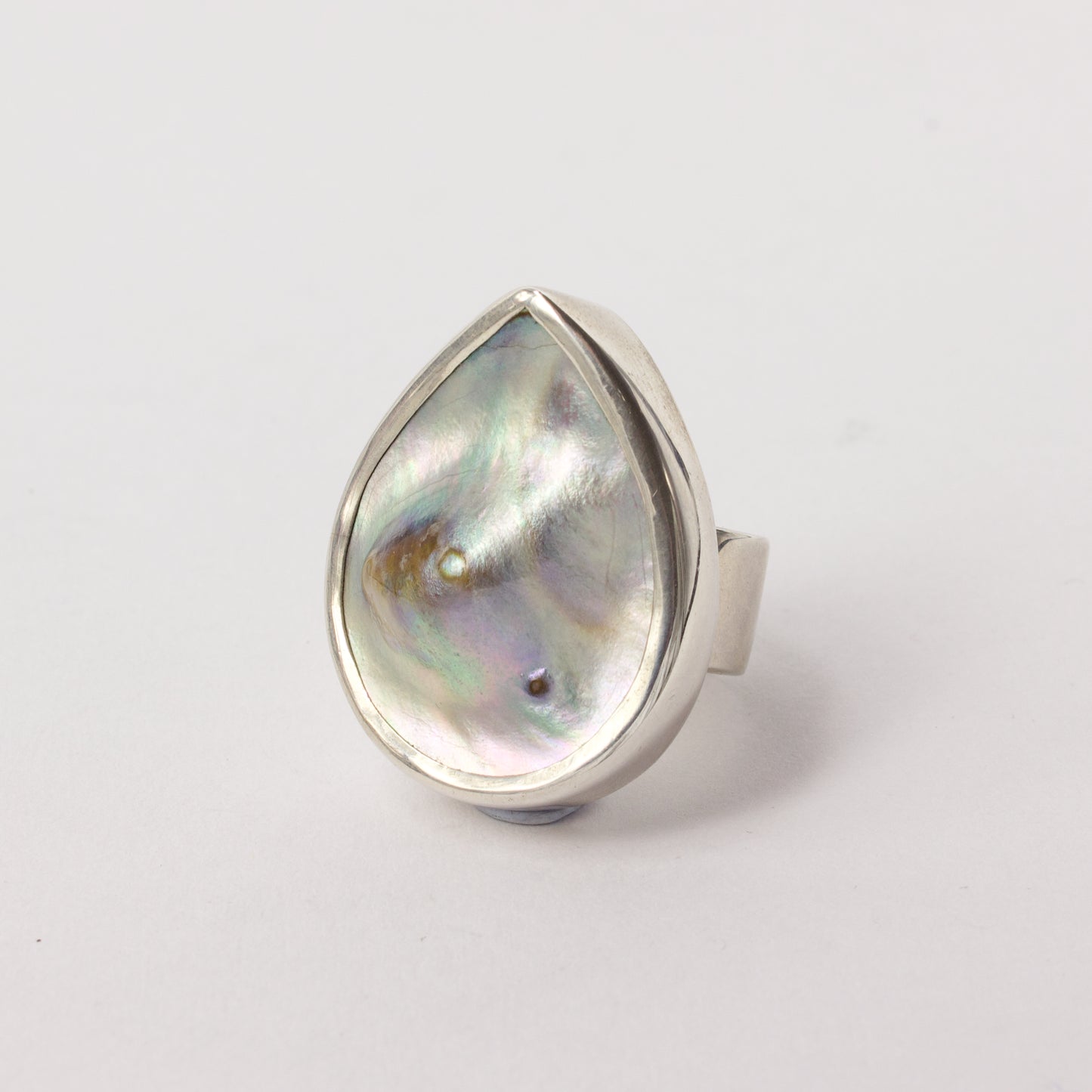 RW230: Pāua pearl blister ring