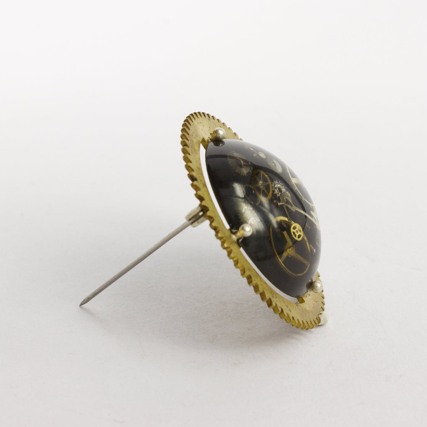 JA78: Cog brooch