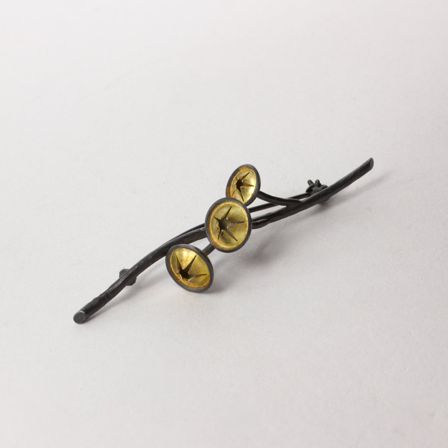 JB91: Manuka pod brooch