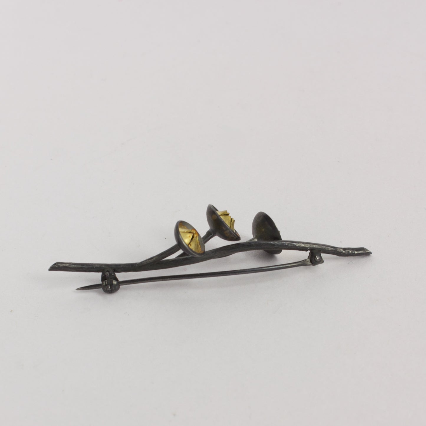 JB91: Manuka pod brooch