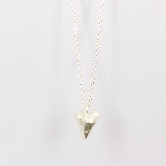 JMU160: Heavy heart pendant