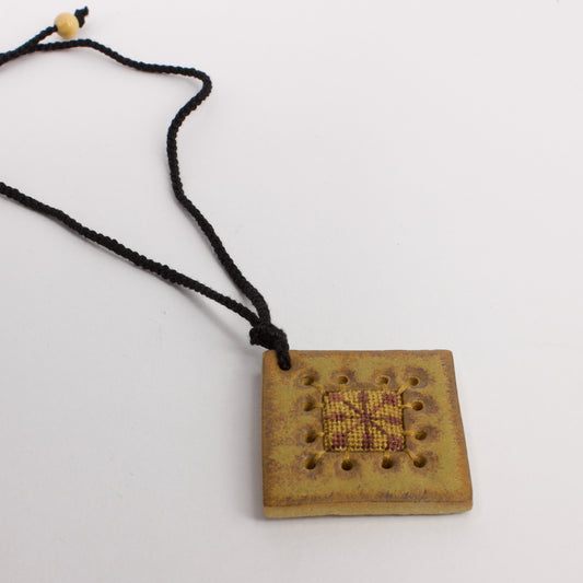 JO04: Ceramics dressed up