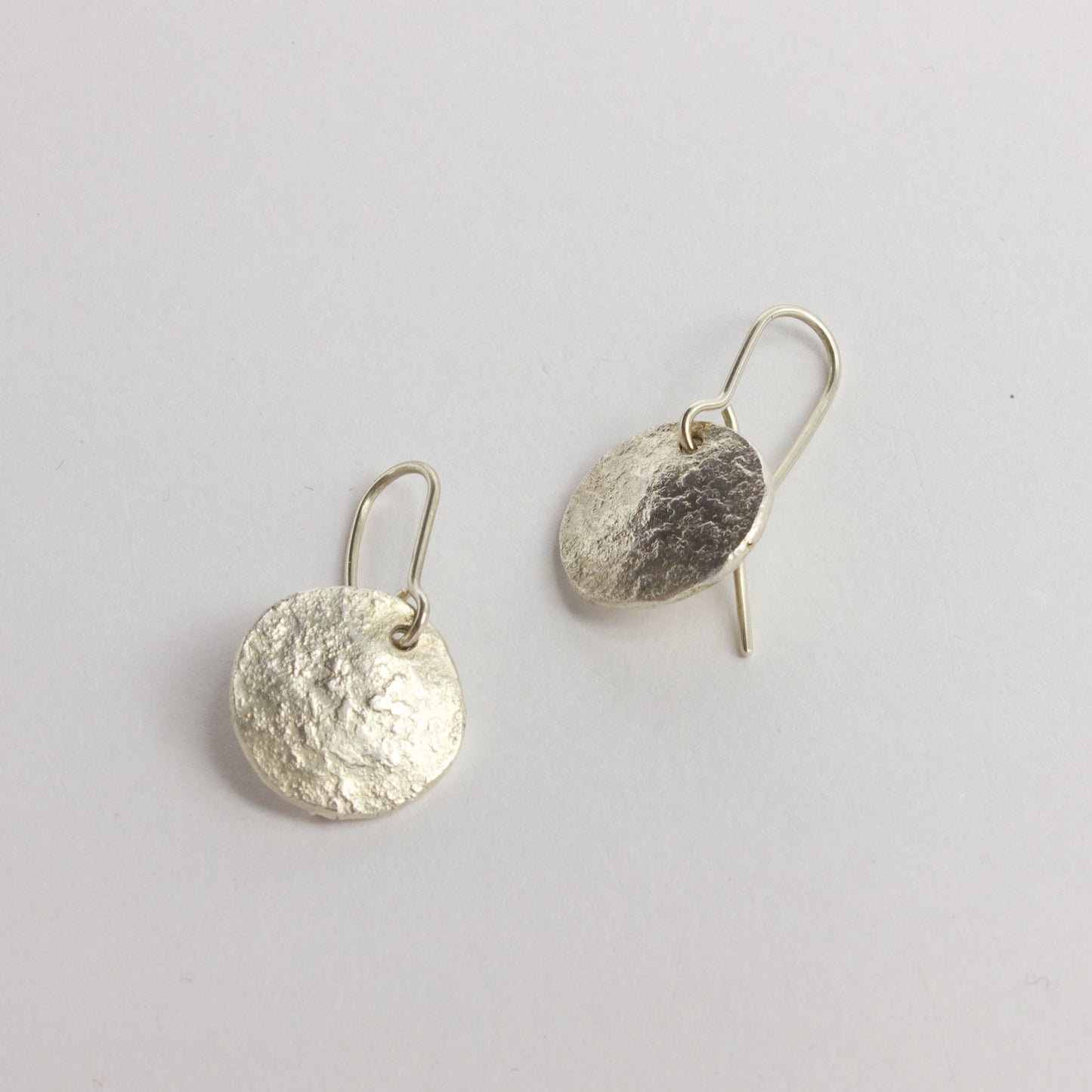 LA82: Textured disc earrings