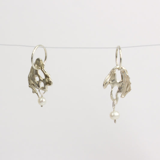 MM22: Pearl ripple earrings