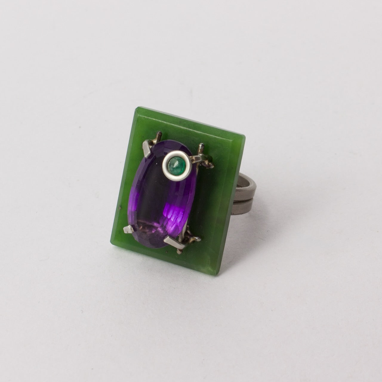 NA181: Amethyst, pounamu and emerald ring