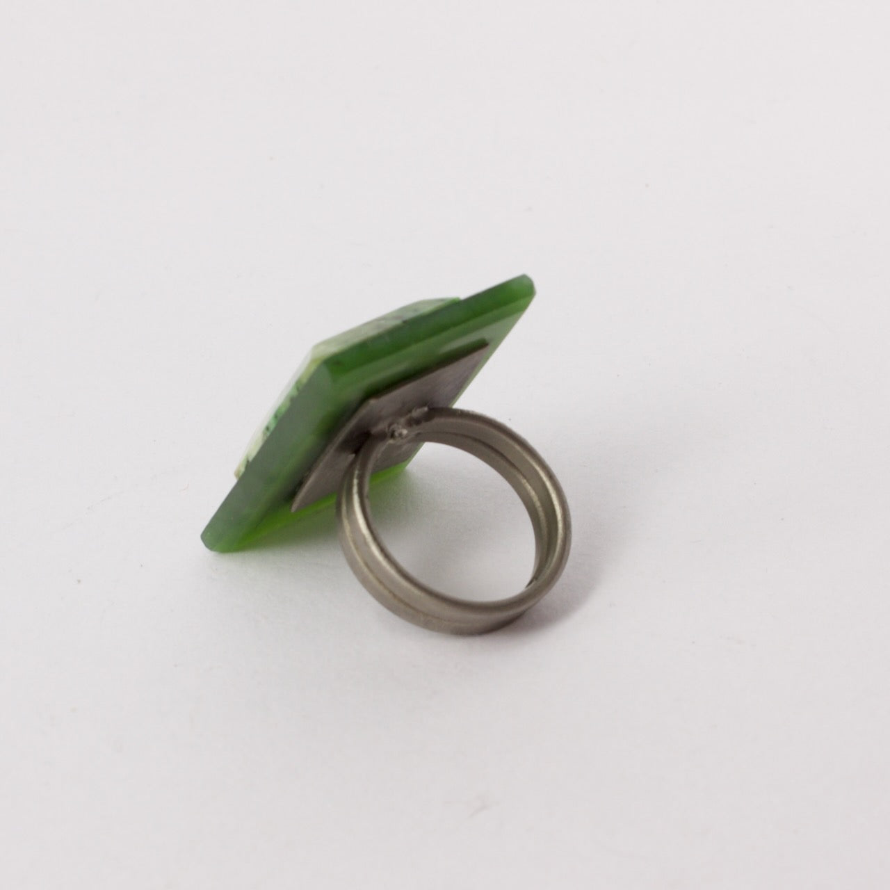 NA184: Light and dark pounamu ring