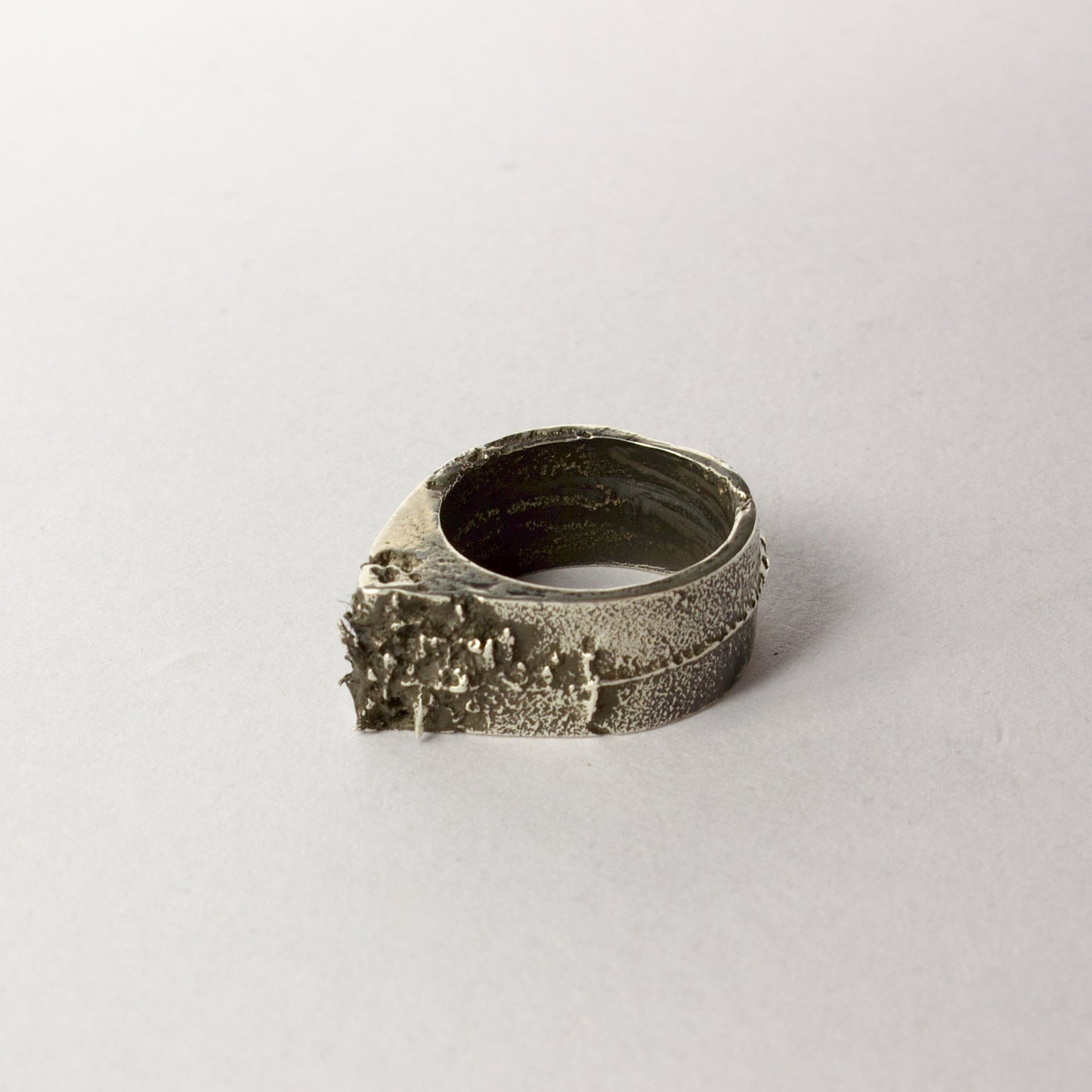 NG101: Knuckle duster ring