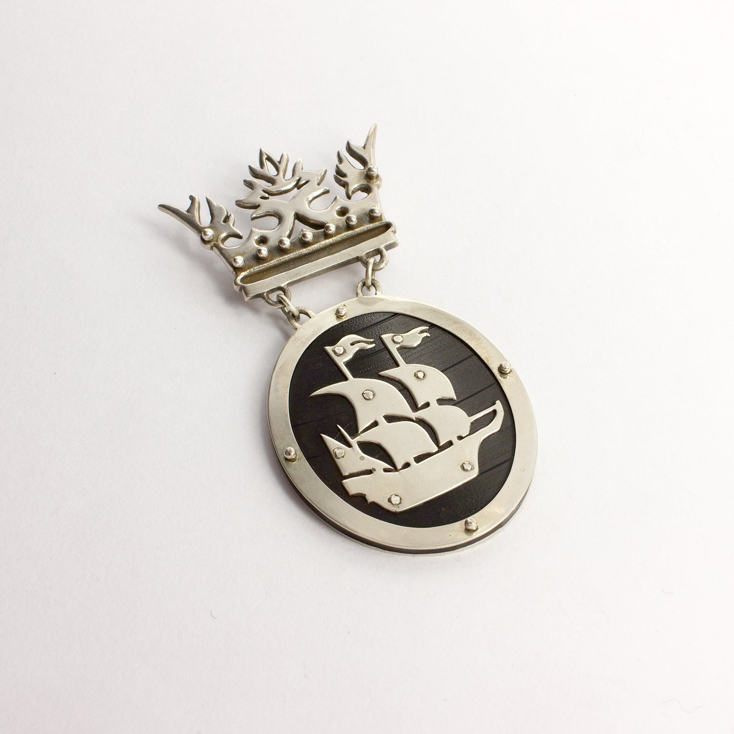 NG32: Royal galleon brooch