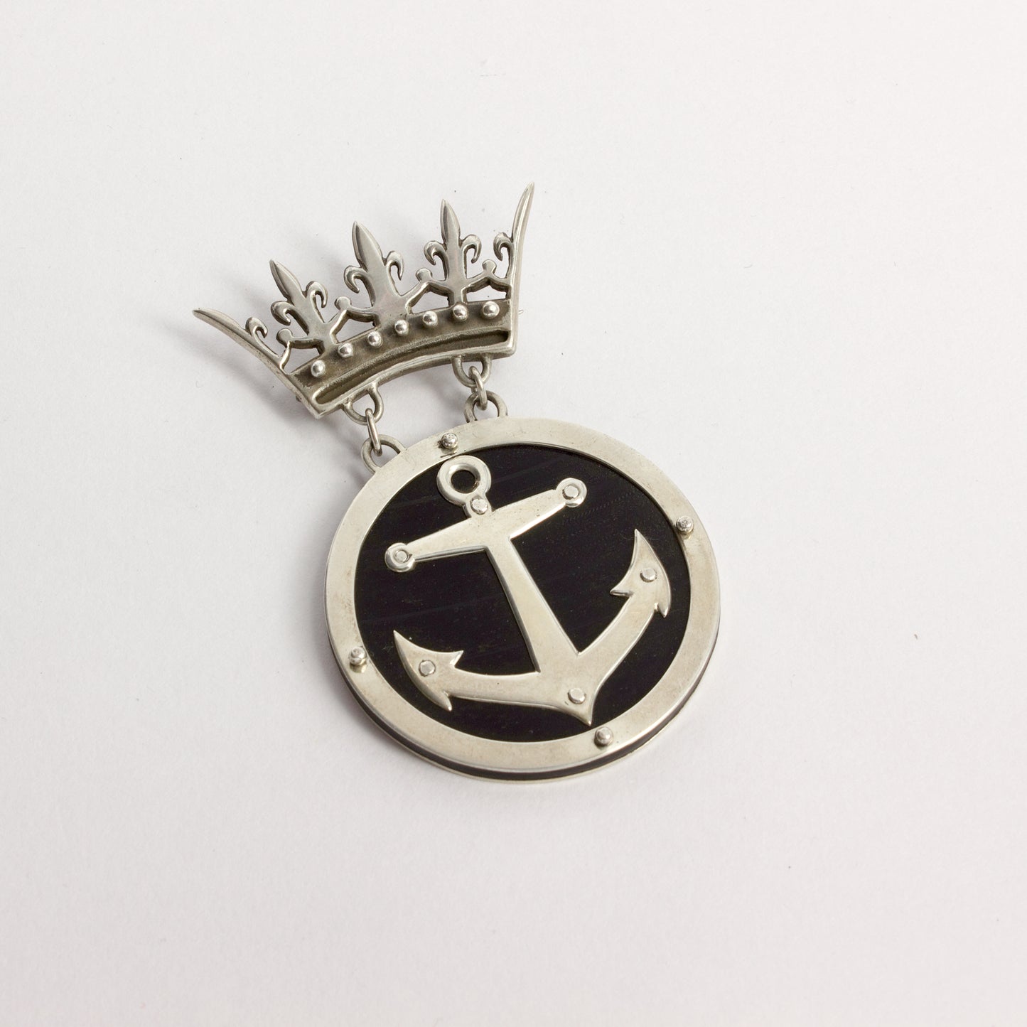 NG33: Royal anchor brooch
