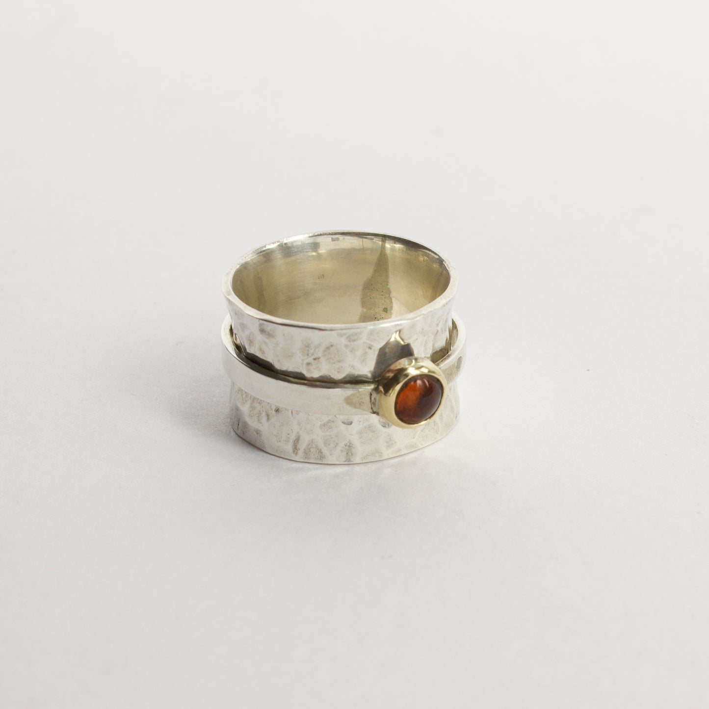 NG96: Ponder ring with amber