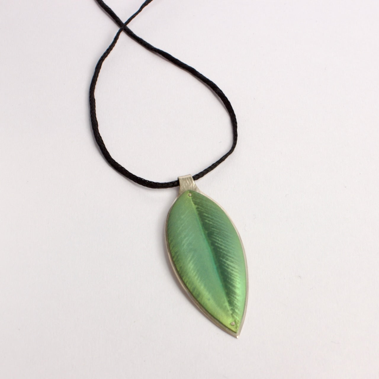 RB150: Pohutukawa leaf pendant on cord - green