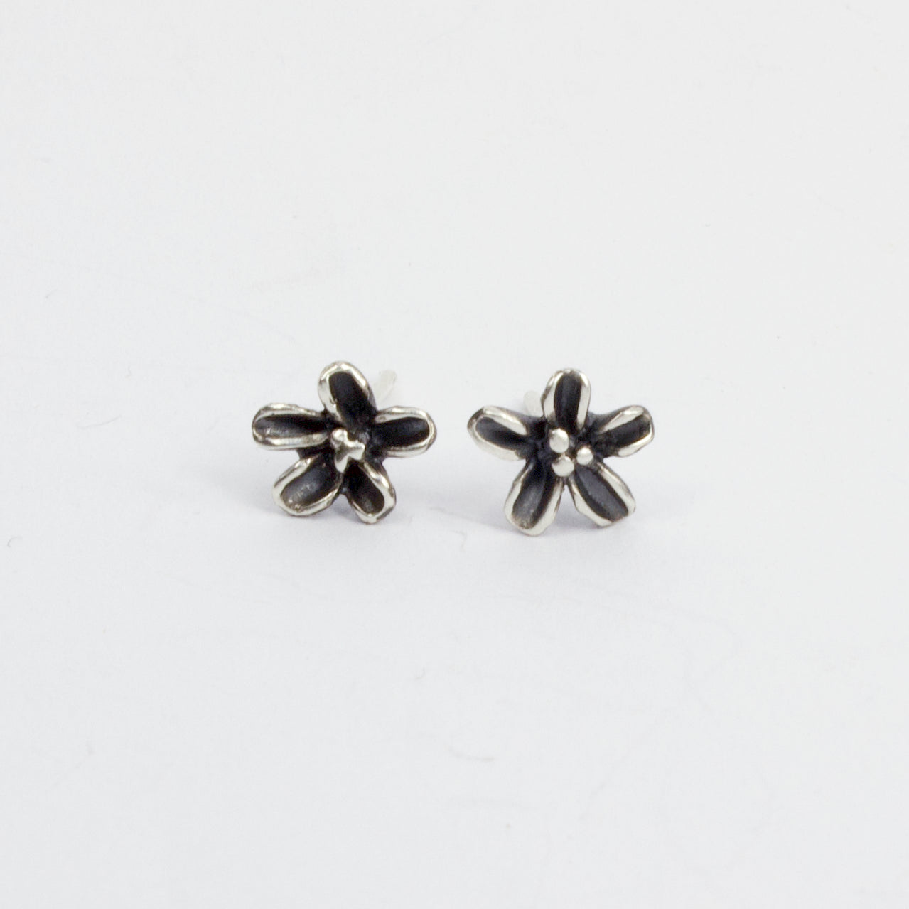 RF173: Flower stud earrings