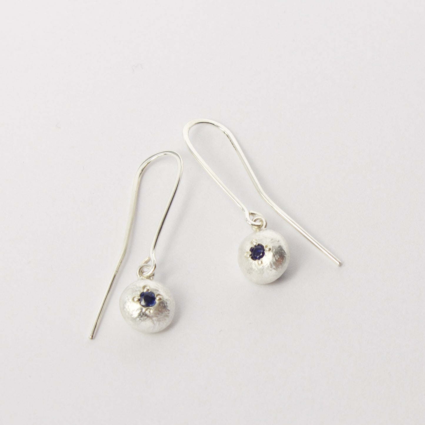 RMO55: Pebble earrings with sapphire