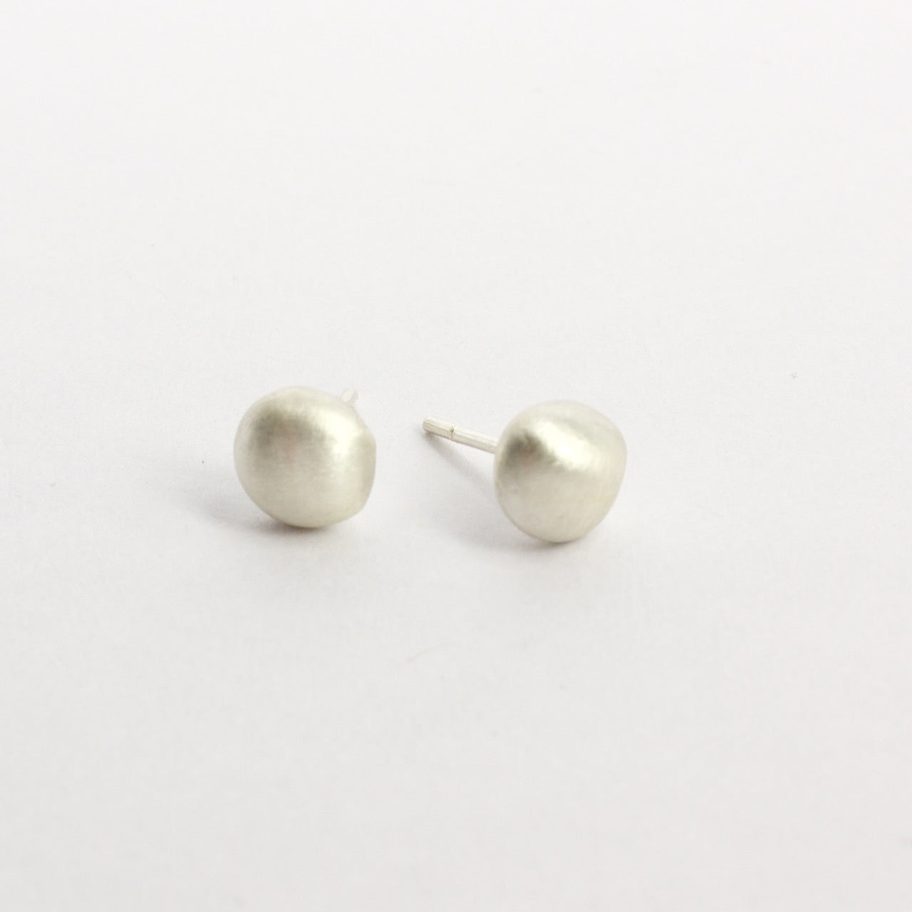 RMO65: Pebble studs