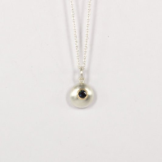 RMO79: Green sapphire pebble pendant