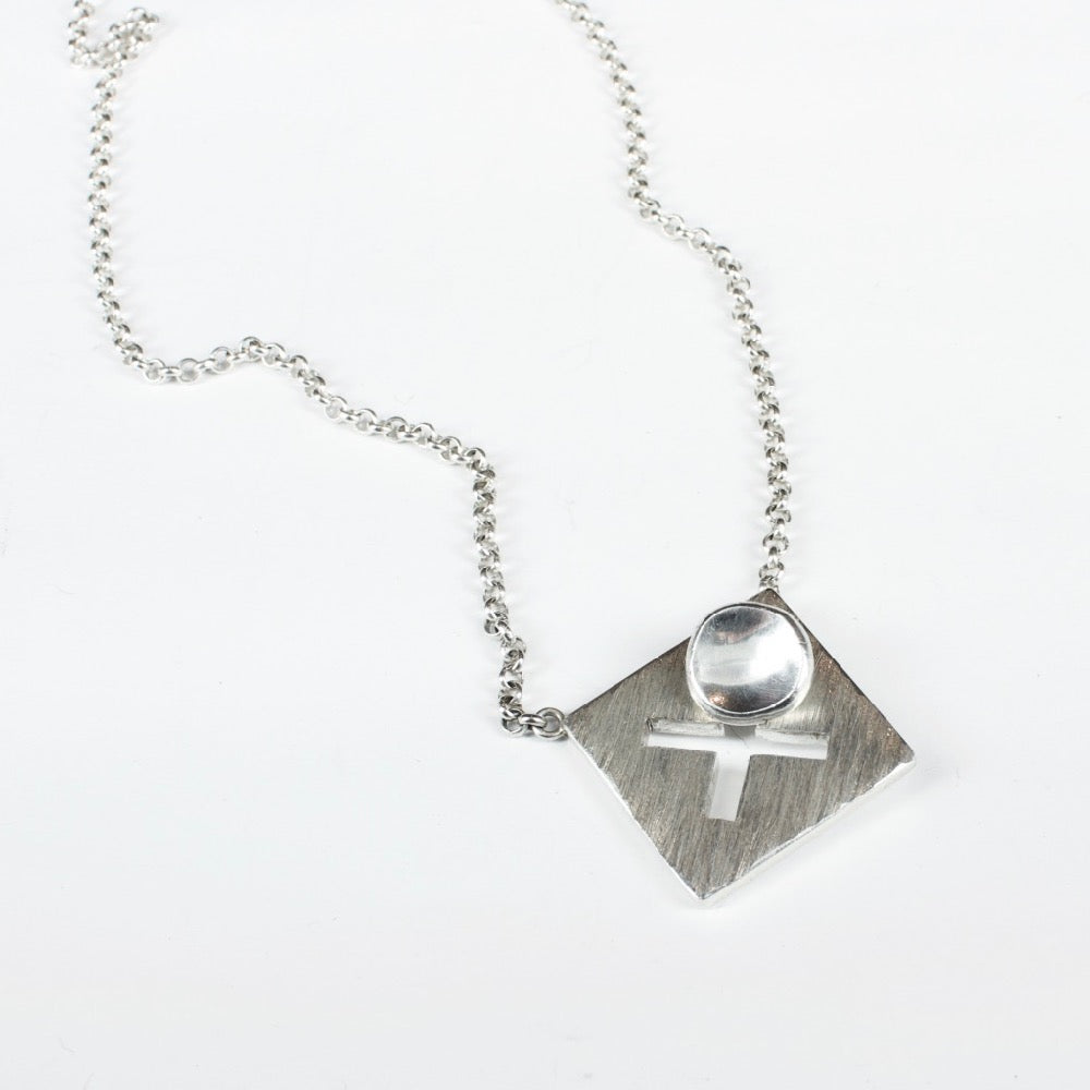 DH121: Cross and disc pendant