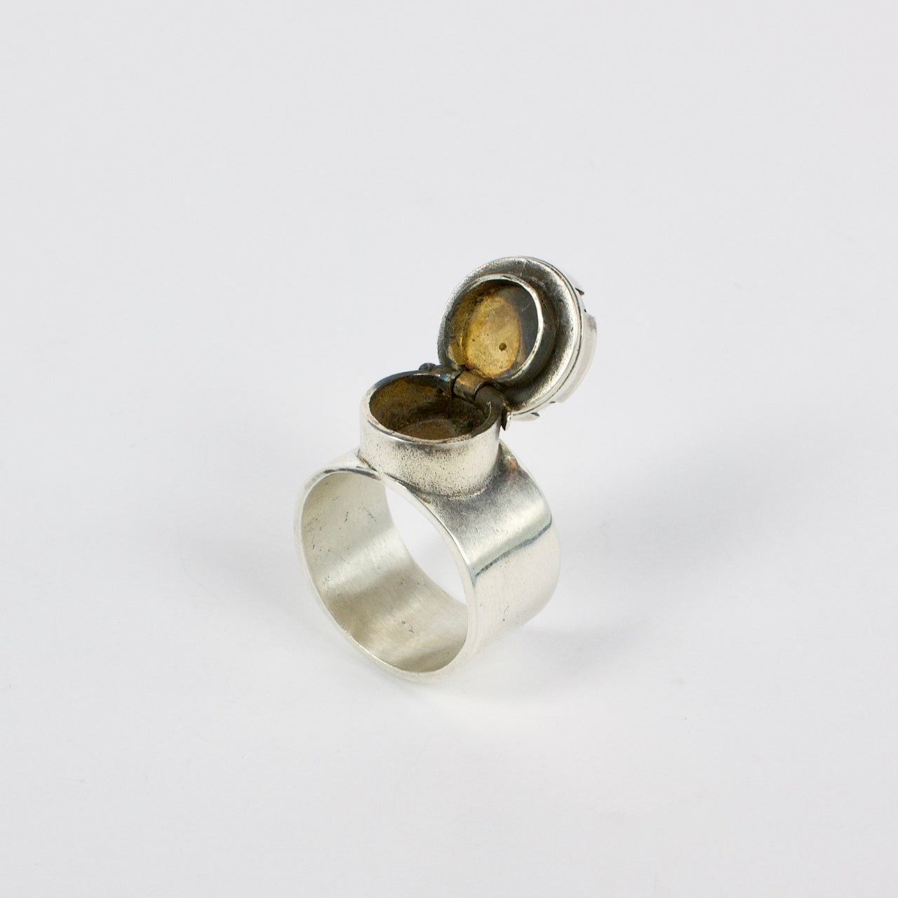 NG74: Poison ring with Paua top