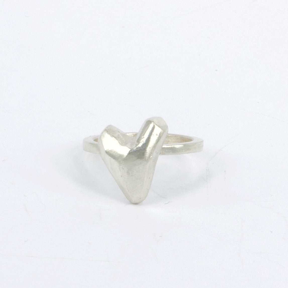 JMU21: Heart on the hand ring