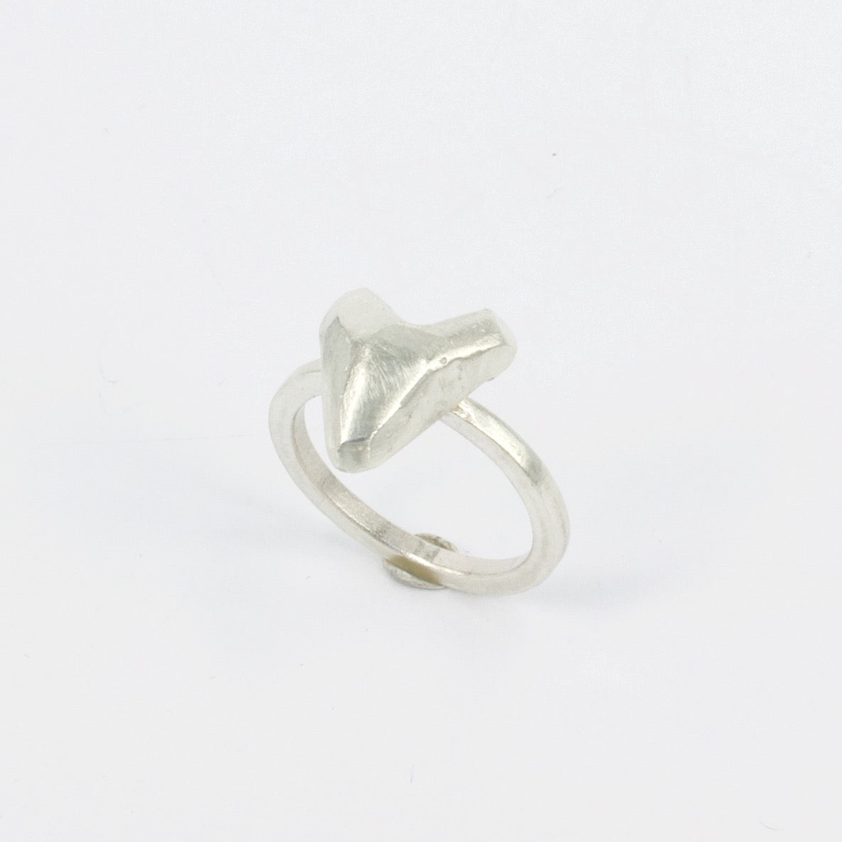 JMU21: Heart on the hand ring