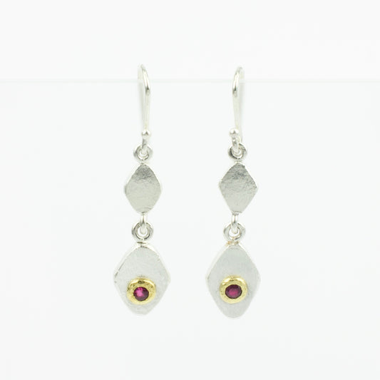LA31: Drop earrings with gold bezel and rubies
