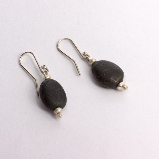 ACT407: Orepuki stone earrings - black