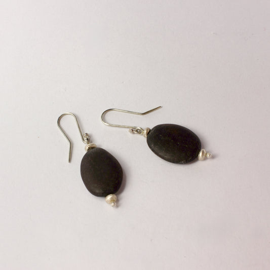 ACT422: Orepuki stone earrings - black