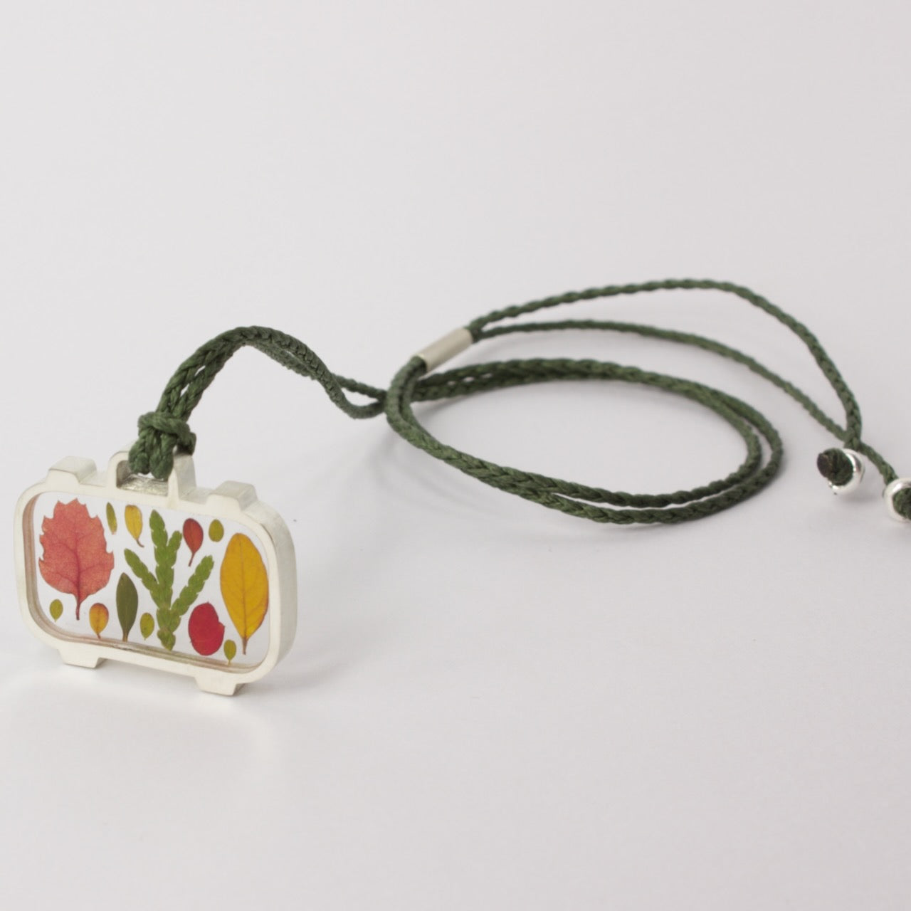 ACT472: Emotional baggage pendant