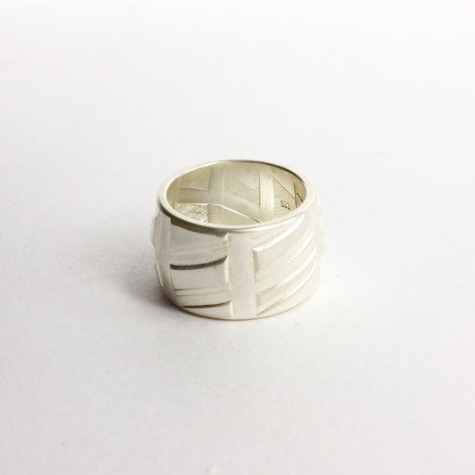 DA42: Rolled pattern ring - large