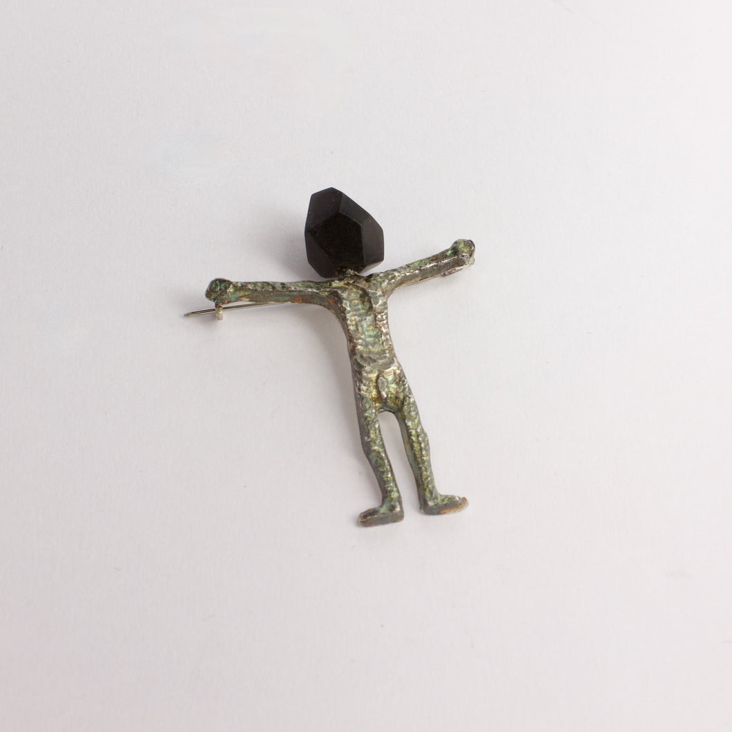 DH274: Standing man brooch