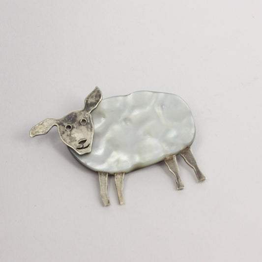 DH286: Sheep brooch