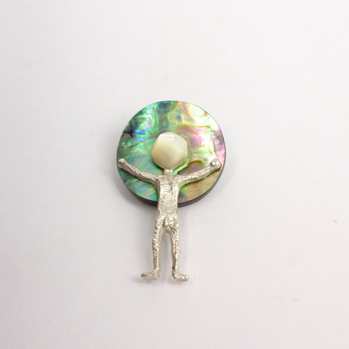 DH291: Standing man with pāua shell halo