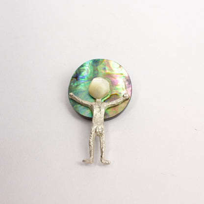 DH291: Standing man with pāua shell halo