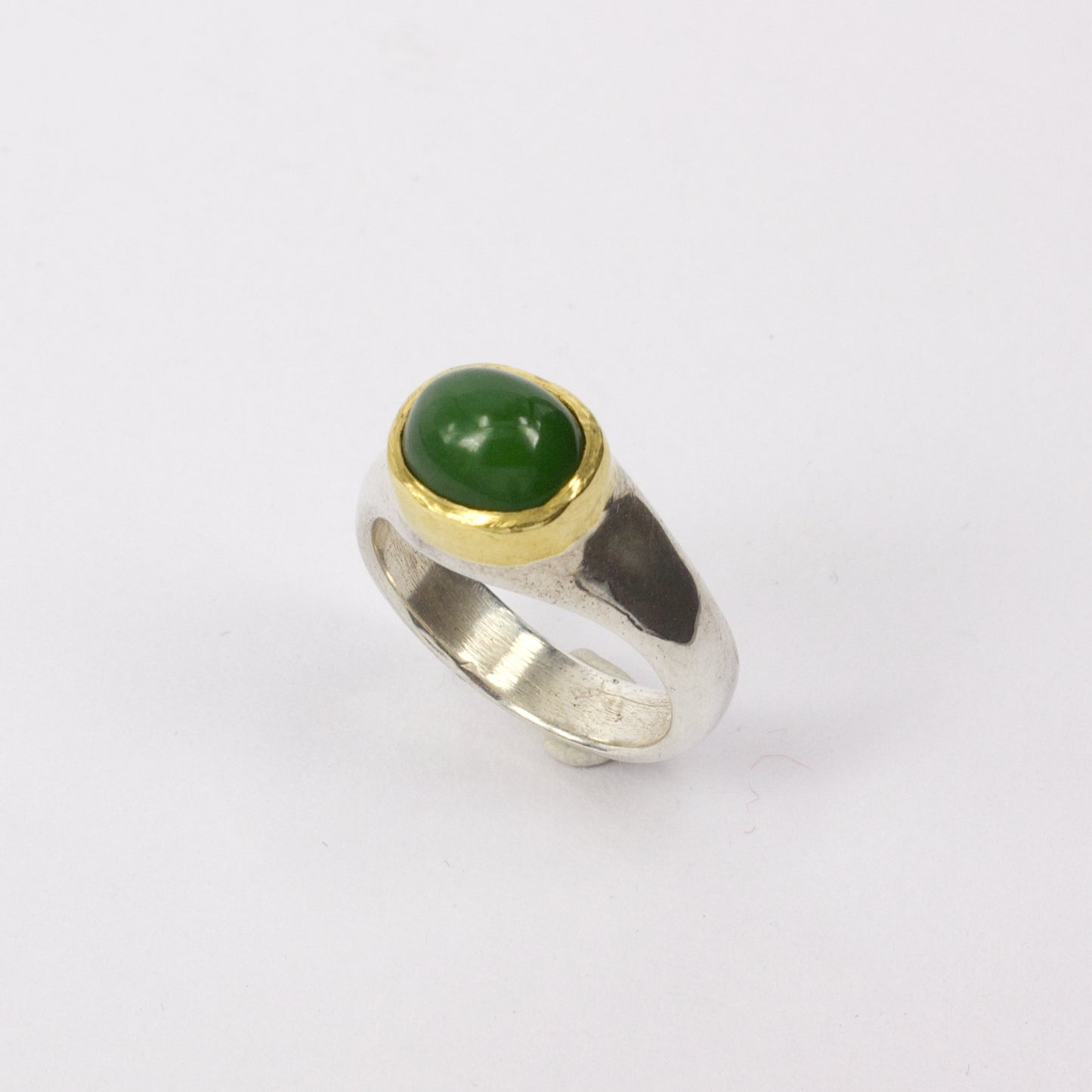 DM026C: Pounamu ring with NZ gold