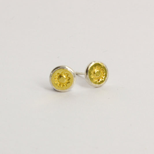 DM069C: Gold daisy stud earrings
