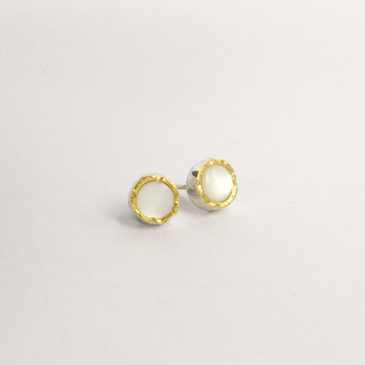 DM159C: Mother of Pearl stud earrings