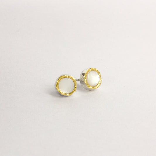 DM159C: Mother of Pearl stud earrings