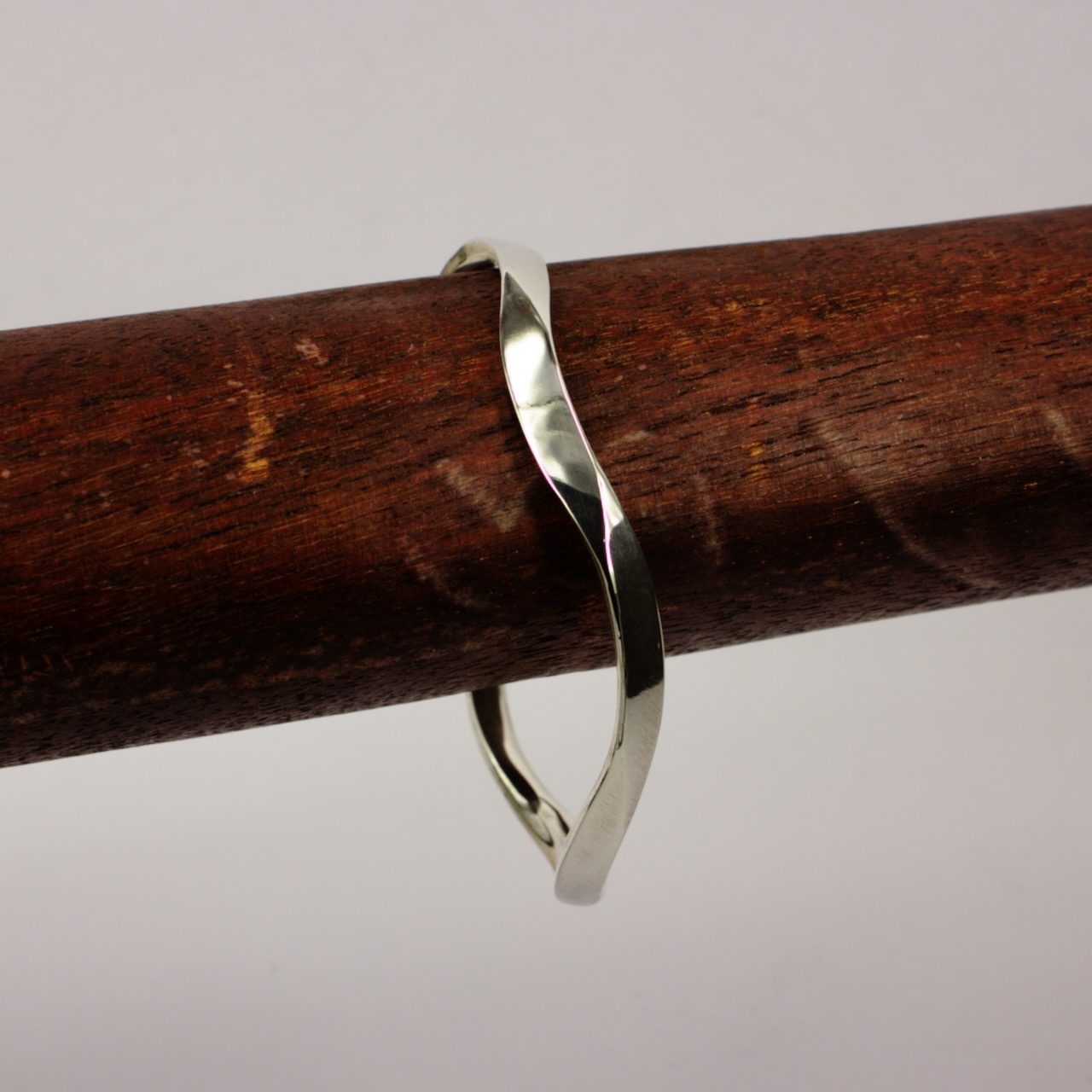 DM200C: Wave bangle - polished