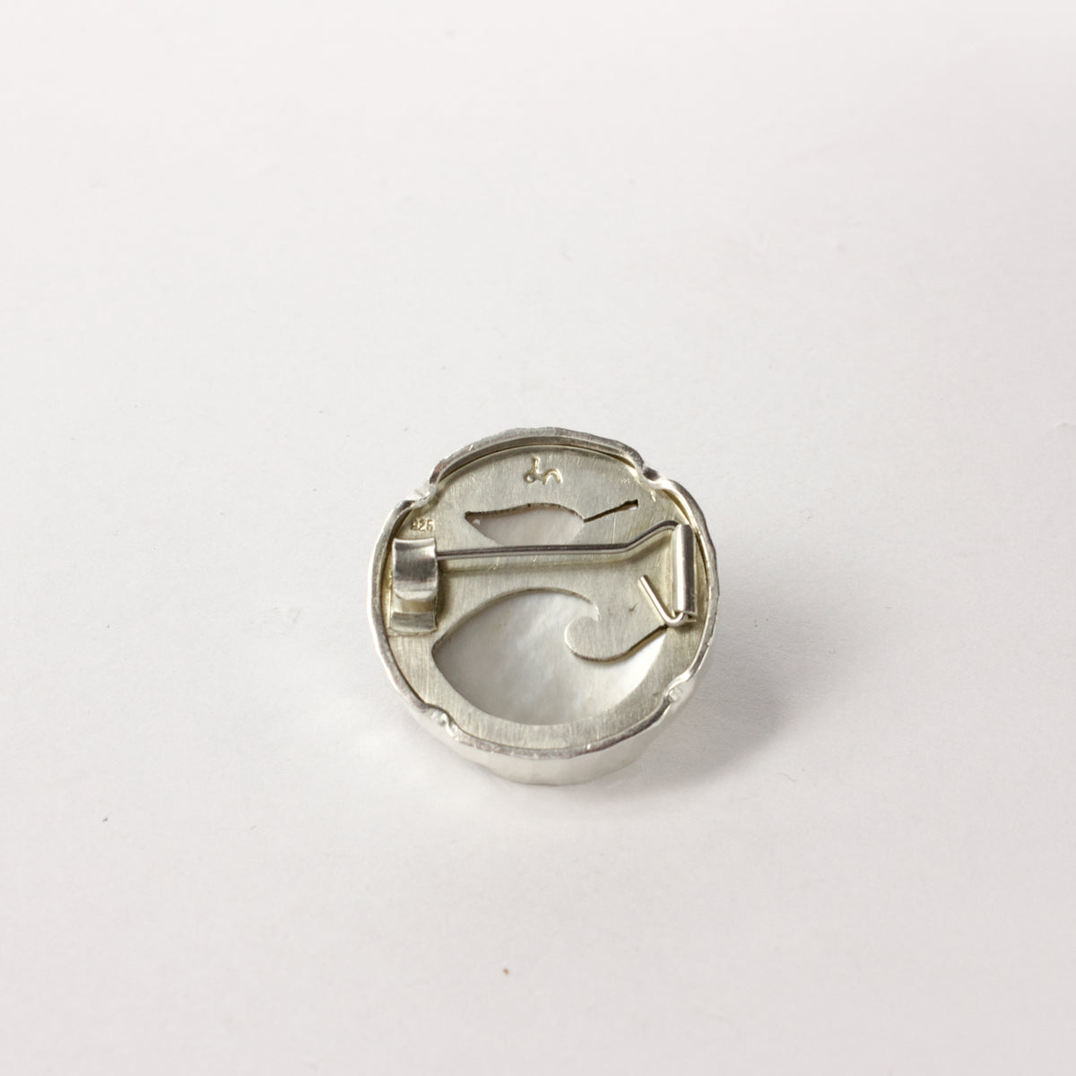 DM421C: Black lipped mother of pearl brooch