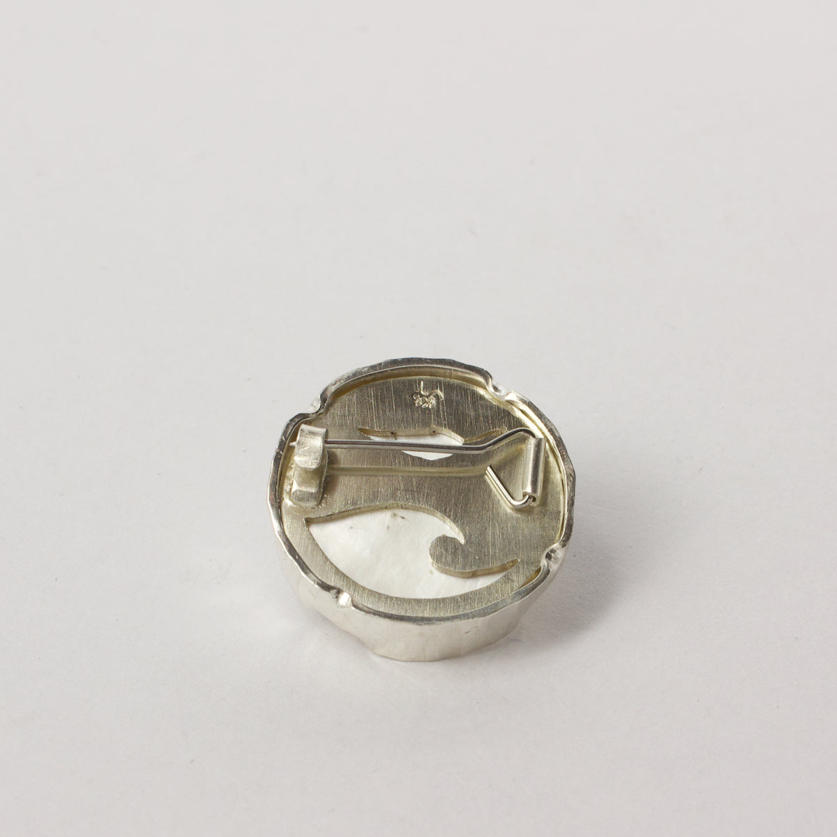 DM423C: Textured mother of pearl brooch