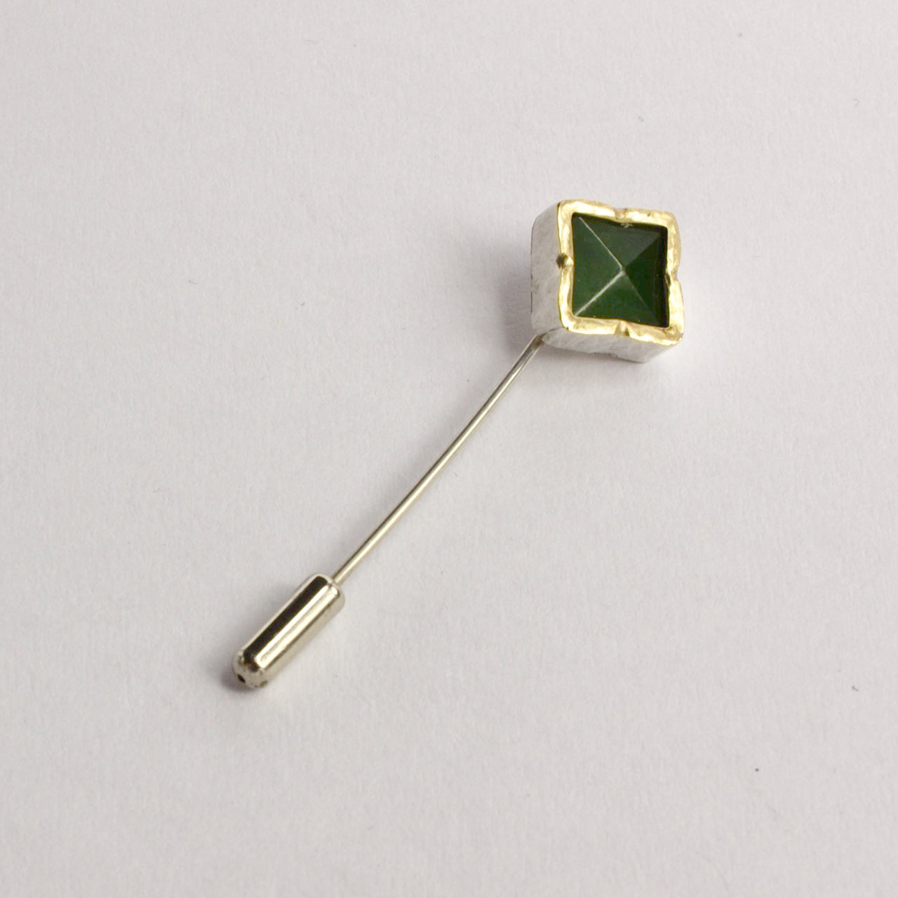 DM47A: Faceted pounamu lapel pin