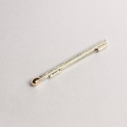DM821B: Live matchstick brooch