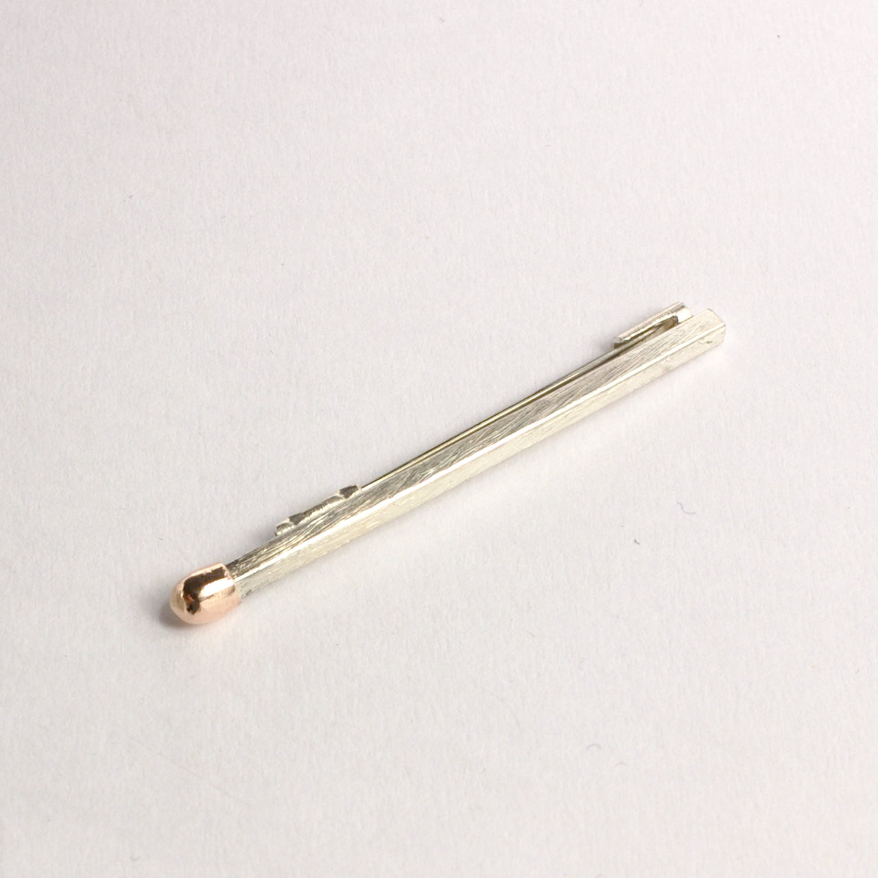 DM821B: Live matchstick brooch