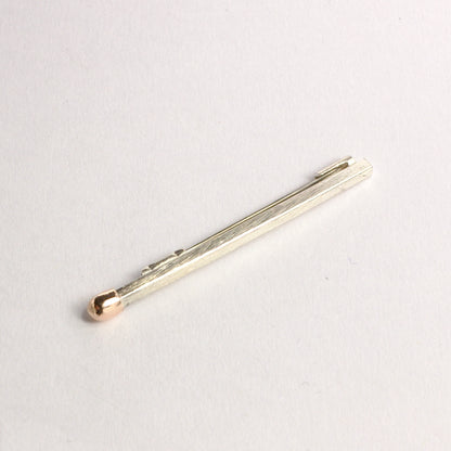 DM821B: Live matchstick brooch