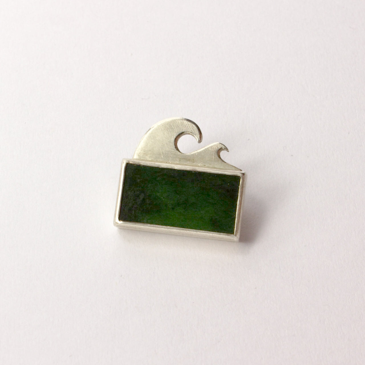 DM829B: Pounamu bar brooch